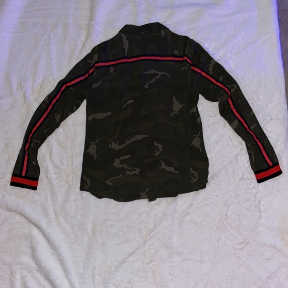 Daytrip Camouflage button down top. -Medium - Picture 4 of 8
